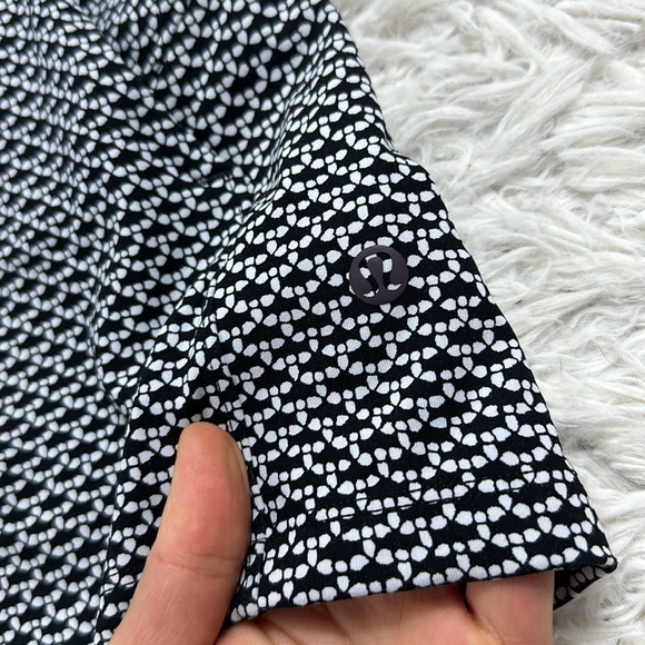 Lululemon On The Fly Short *2.5" Monochromic Black - Picture 2 of 7